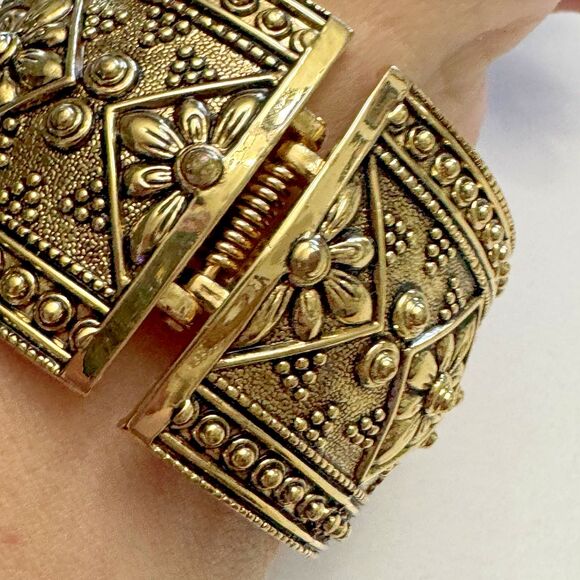 Vintage Brass Floral Hinged Bangle Bracelet Wide Statement Cuff - Picture 4 of 7